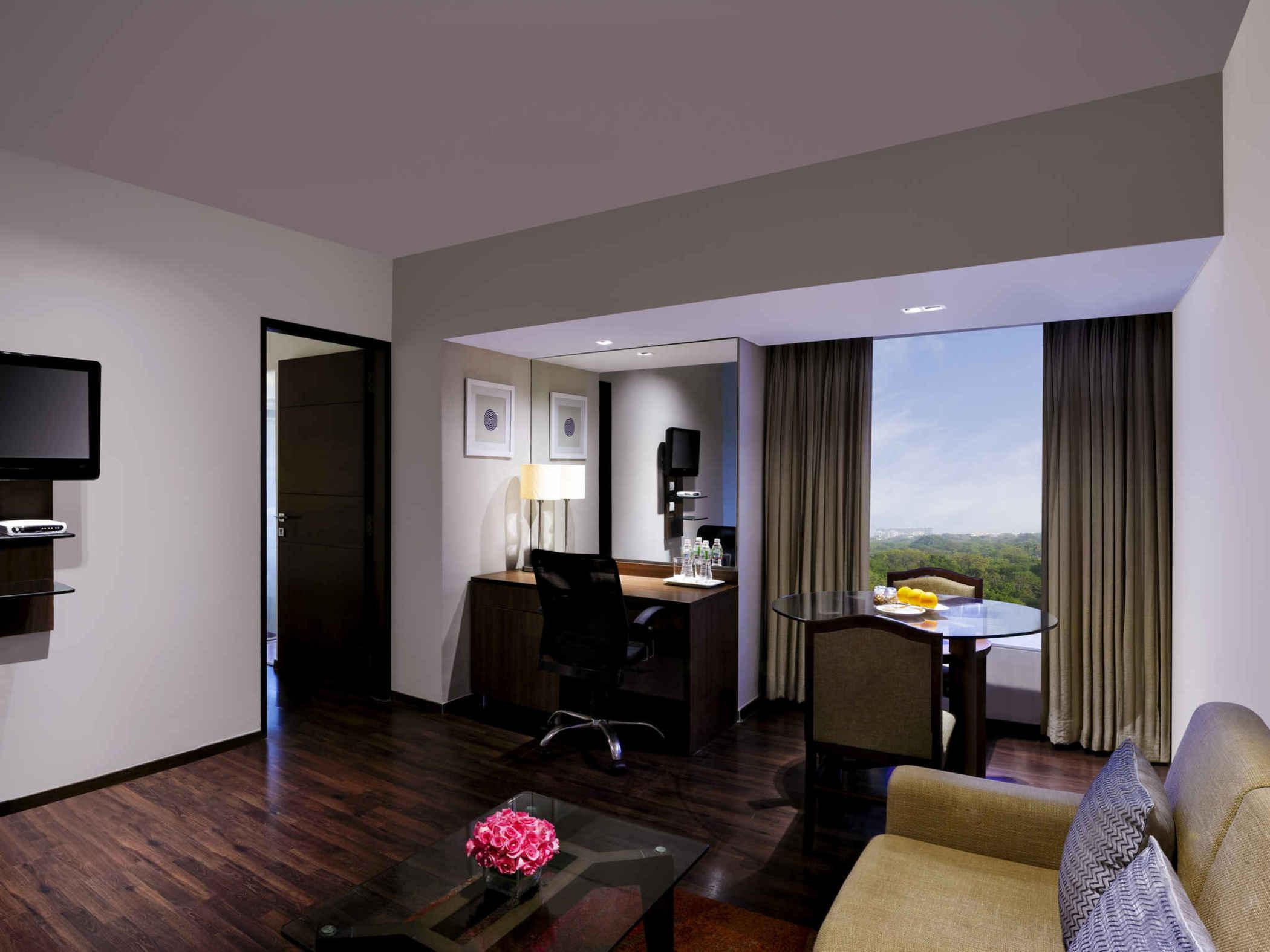 Grand Mercure Vadodara Surya Palace Екстер'єр фото