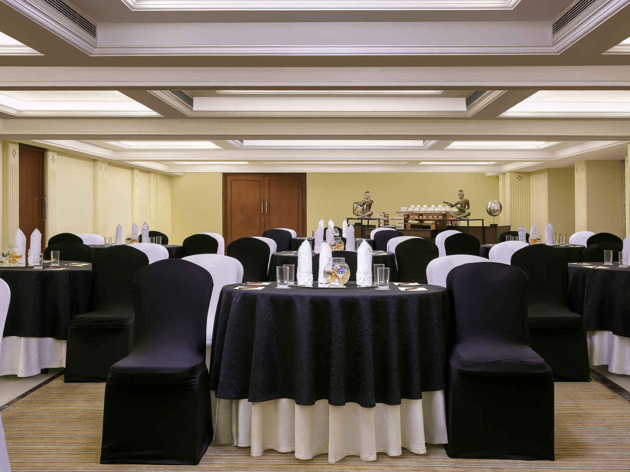 Grand Mercure Vadodara Surya Palace Екстер'єр фото