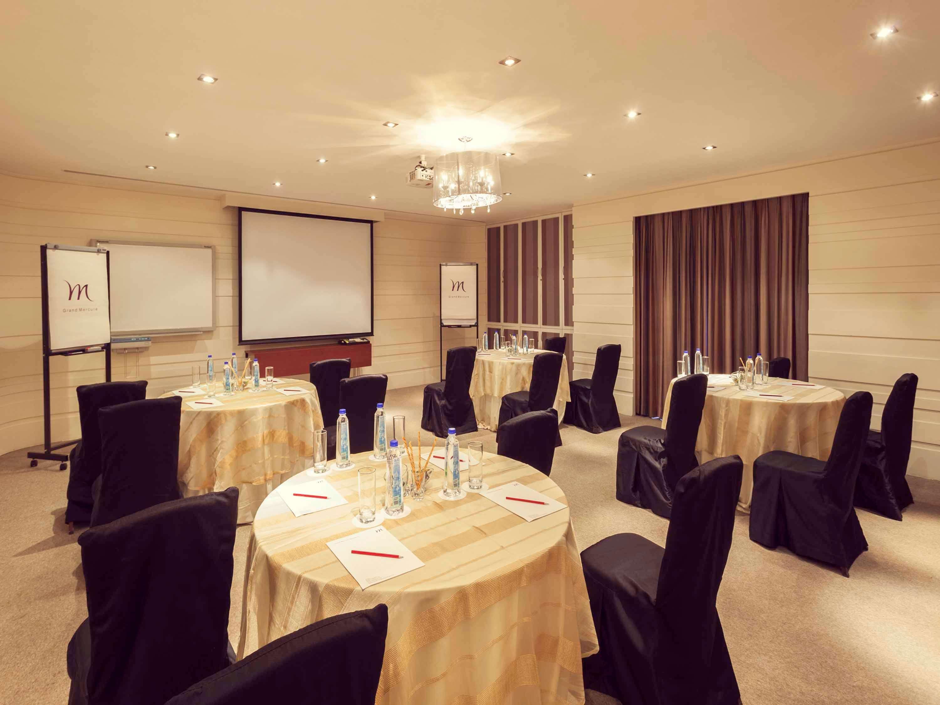 Grand Mercure Vadodara Surya Palace Екстер'єр фото