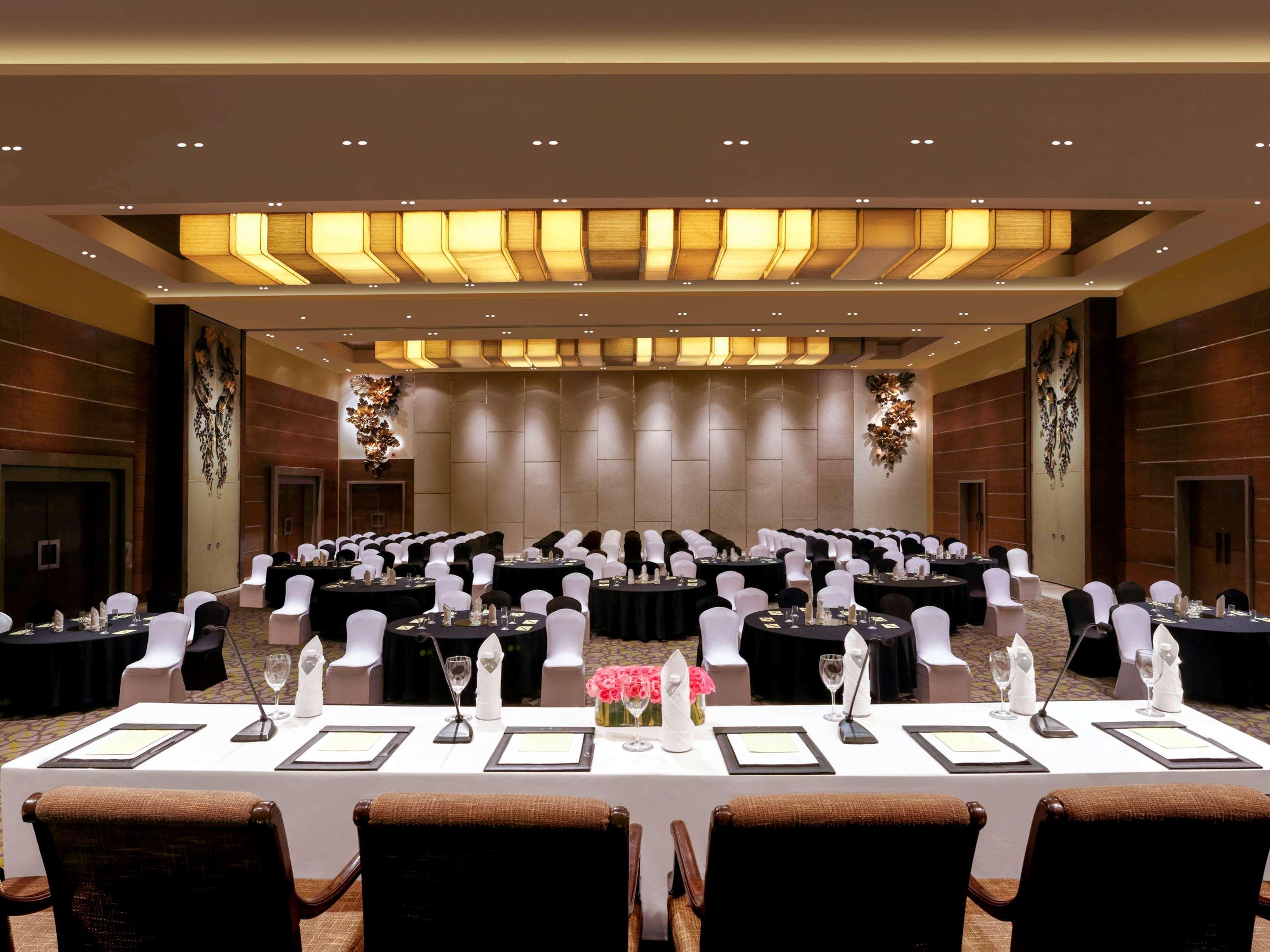 Grand Mercure Vadodara Surya Palace Екстер'єр фото