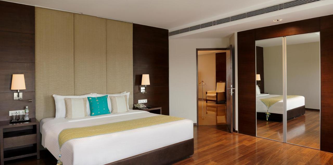 Grand Mercure Vadodara Surya Palace Екстер'єр фото