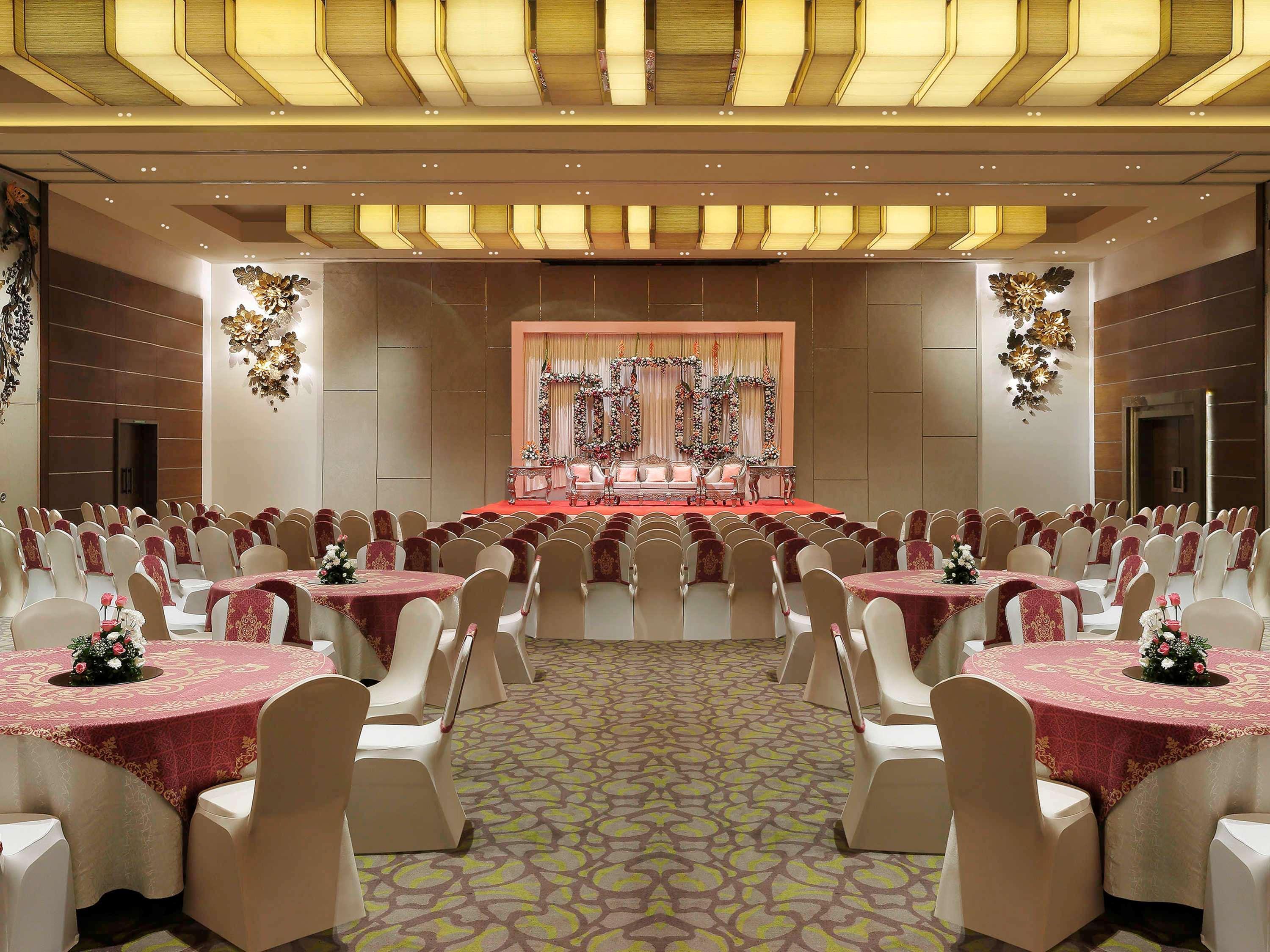 Grand Mercure Vadodara Surya Palace Екстер'єр фото
