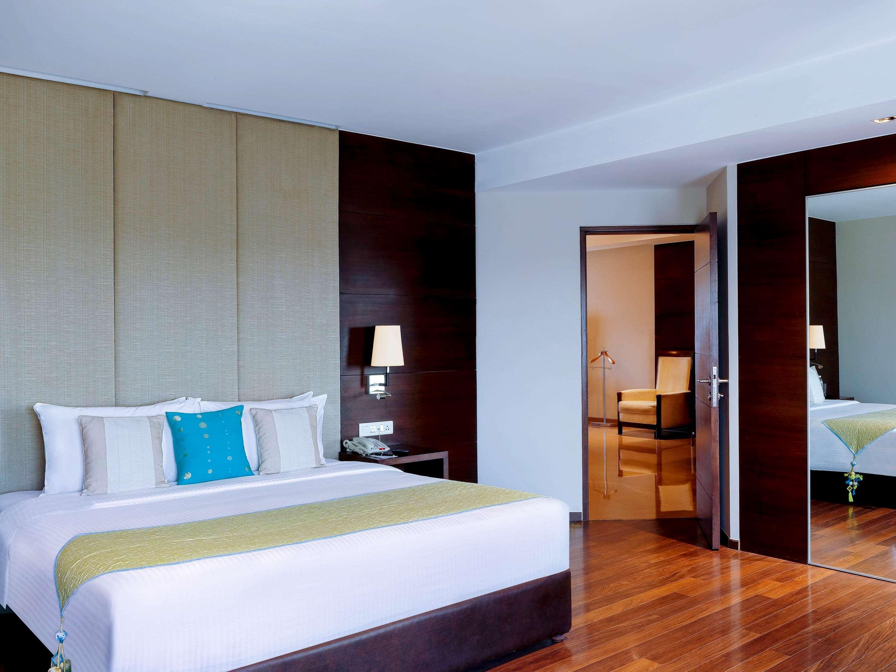 Grand Mercure Vadodara Surya Palace Екстер'єр фото