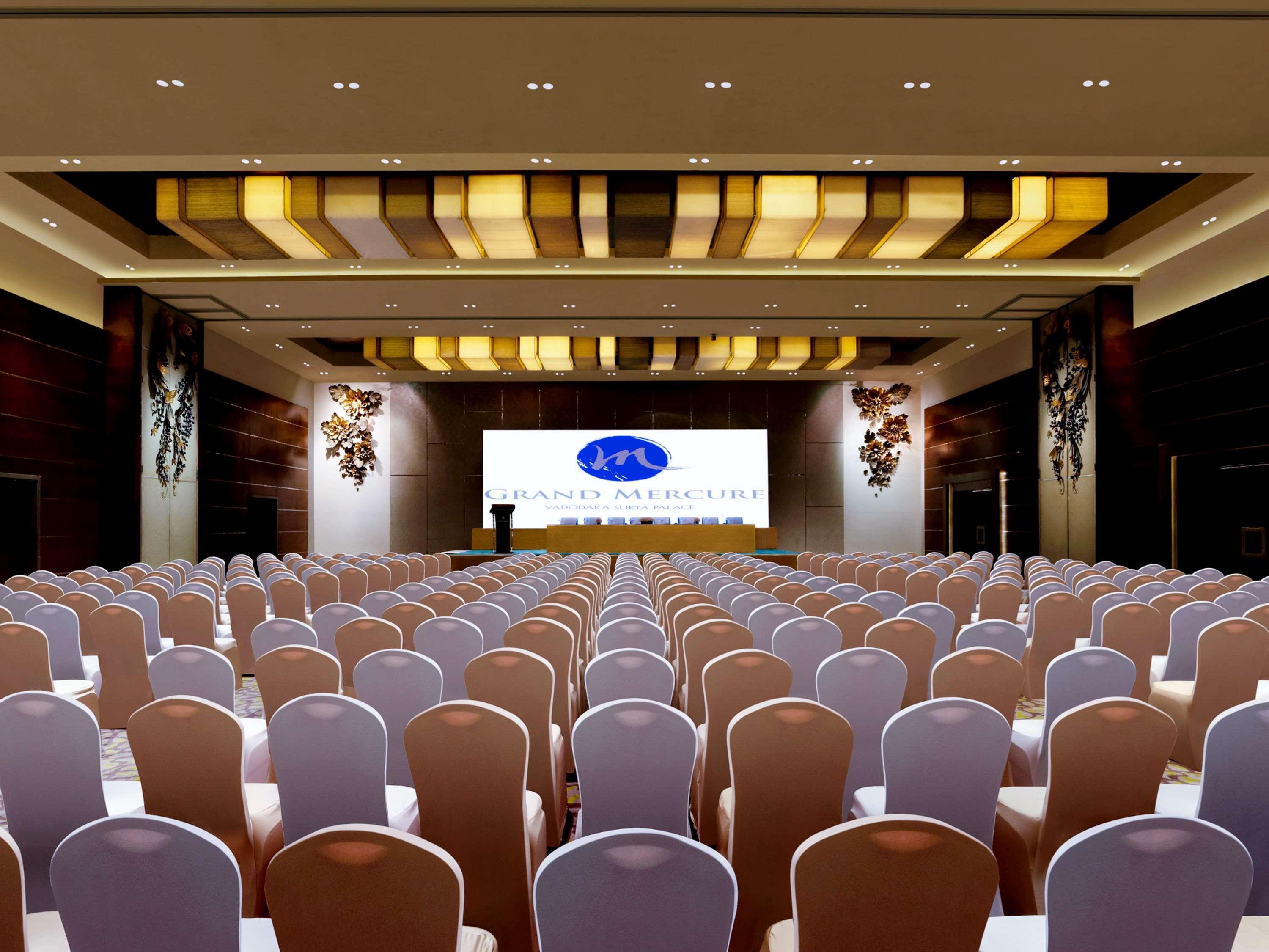 Grand Mercure Vadodara Surya Palace Екстер'єр фото