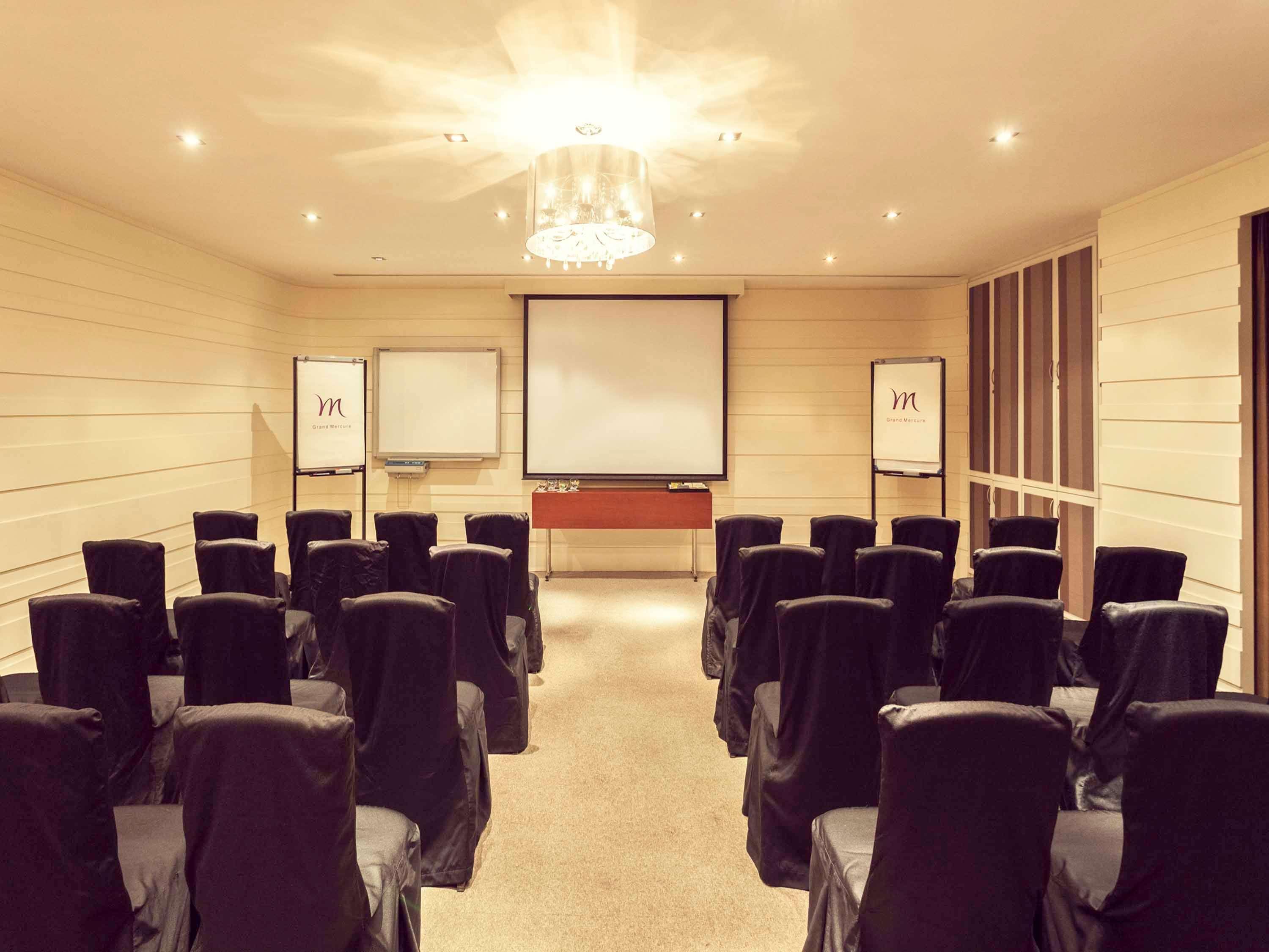 Grand Mercure Vadodara Surya Palace Екстер'єр фото