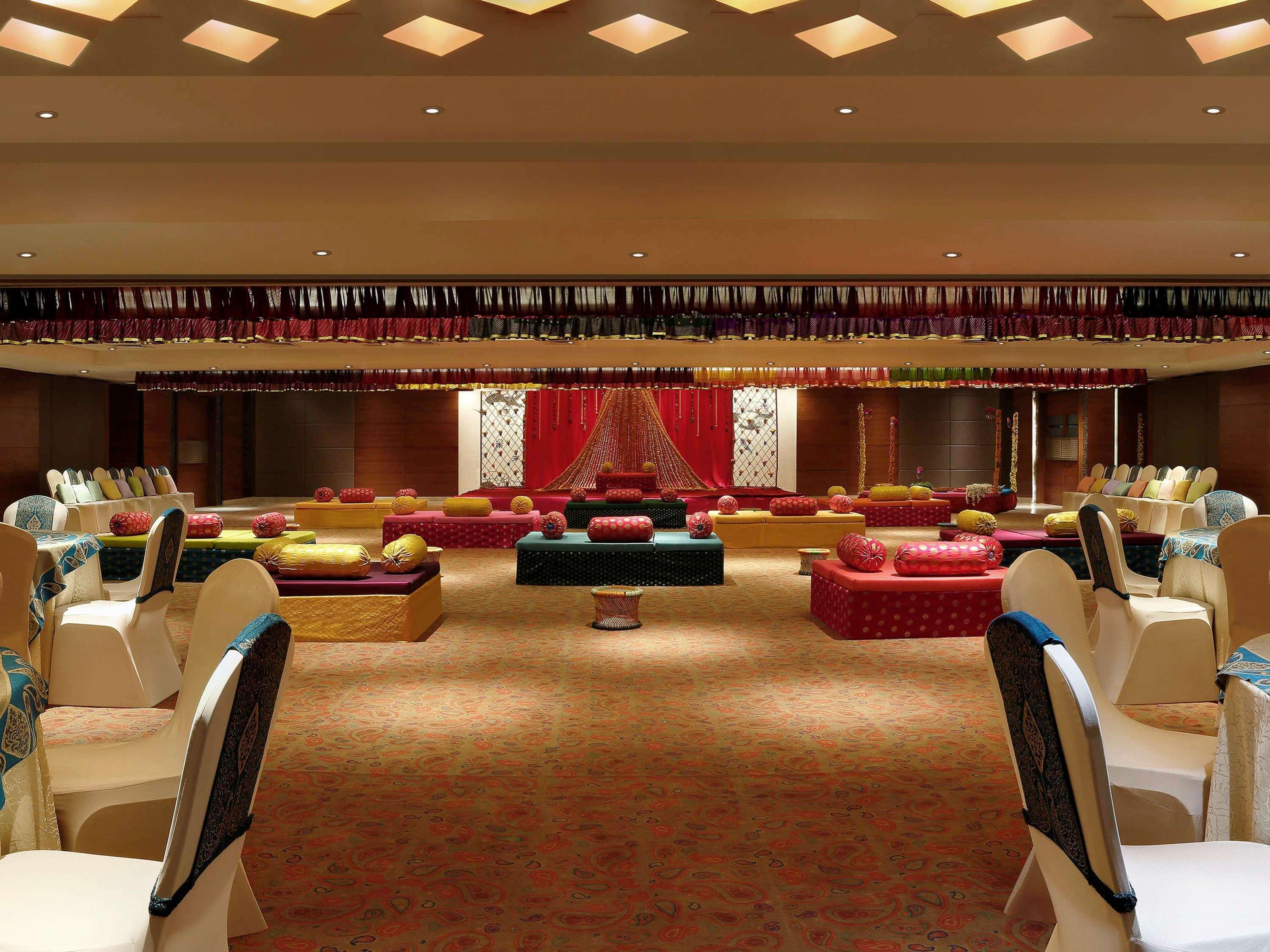 Grand Mercure Vadodara Surya Palace Екстер'єр фото