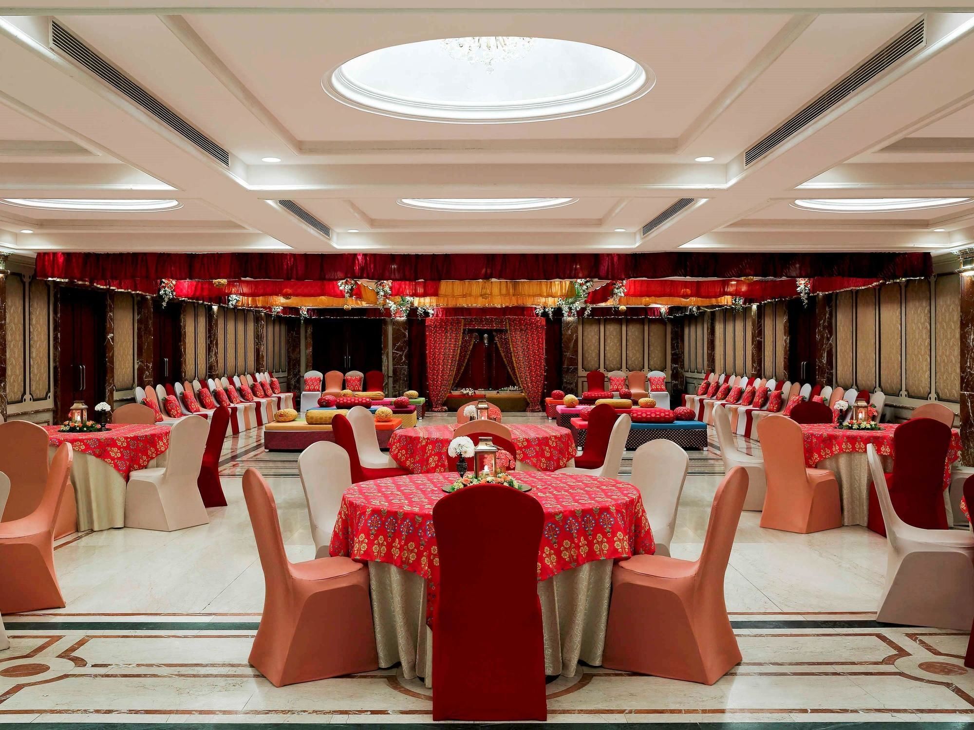 Grand Mercure Vadodara Surya Palace Екстер'єр фото