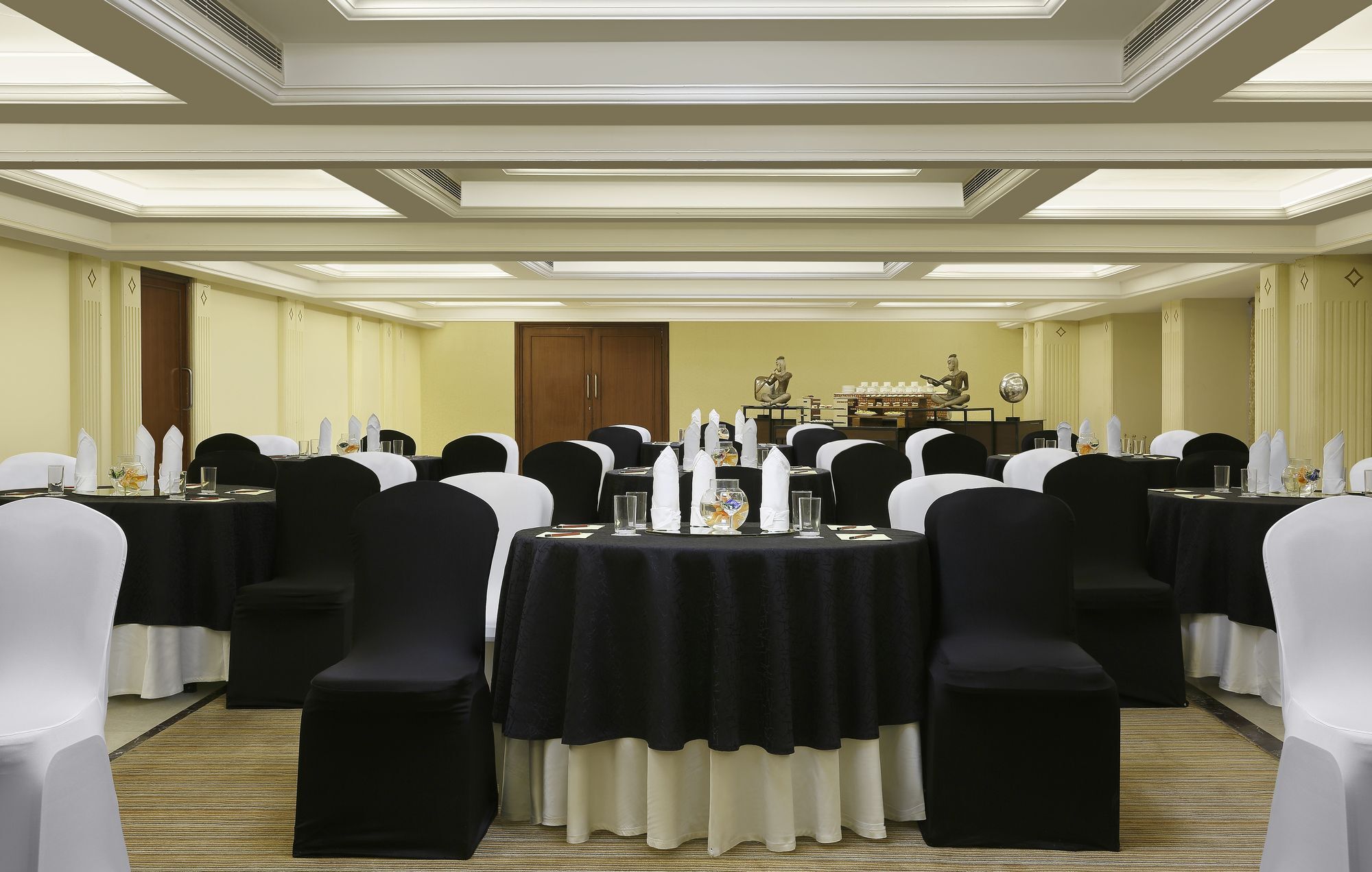Grand Mercure Vadodara Surya Palace Екстер'єр фото