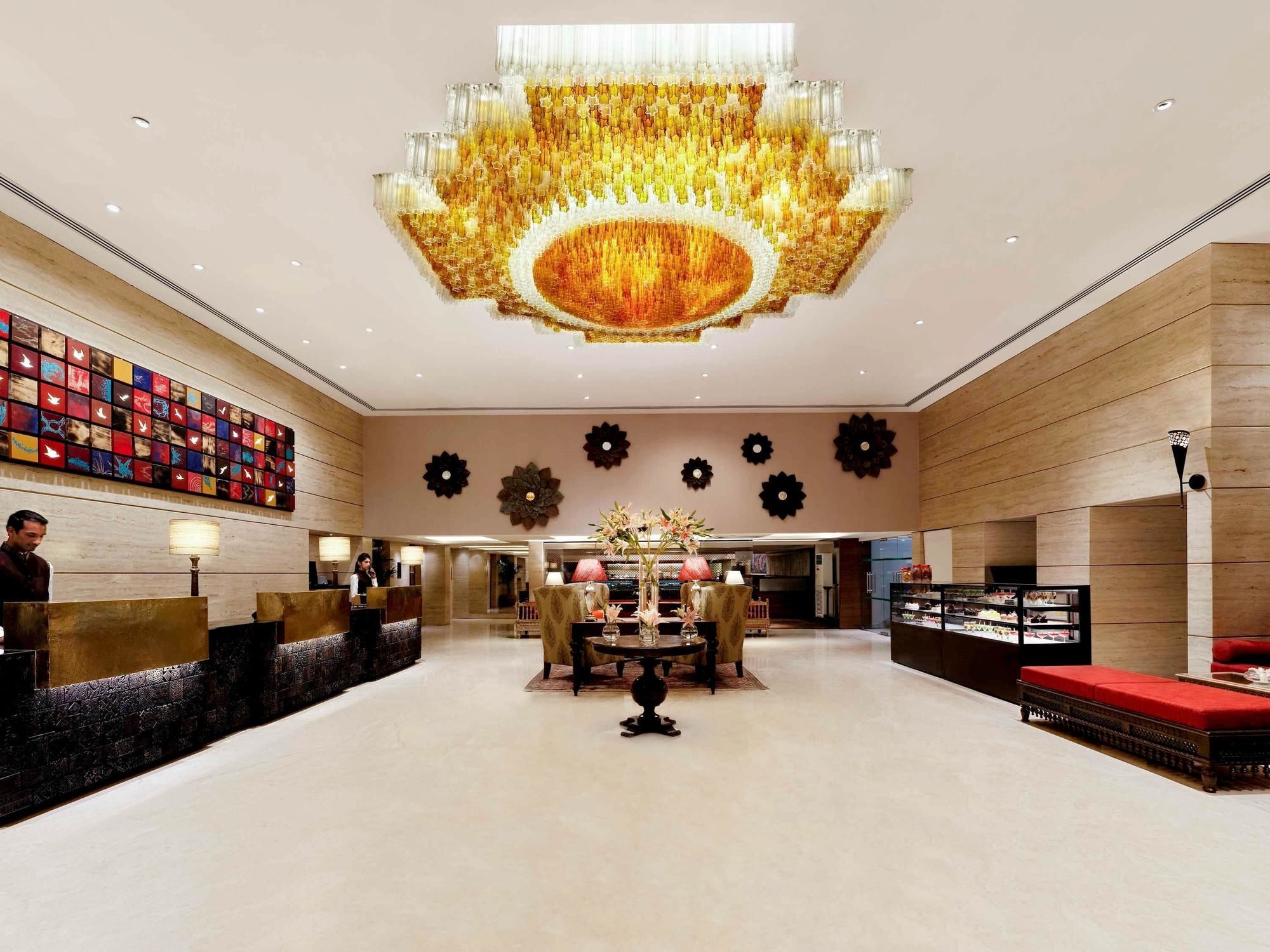 Grand Mercure Vadodara Surya Palace Екстер'єр фото