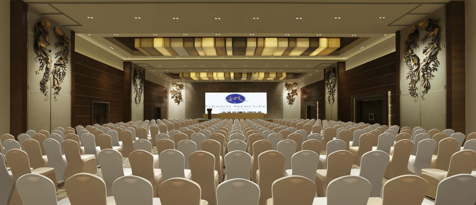 Grand Mercure Vadodara Surya Palace Екстер'єр фото